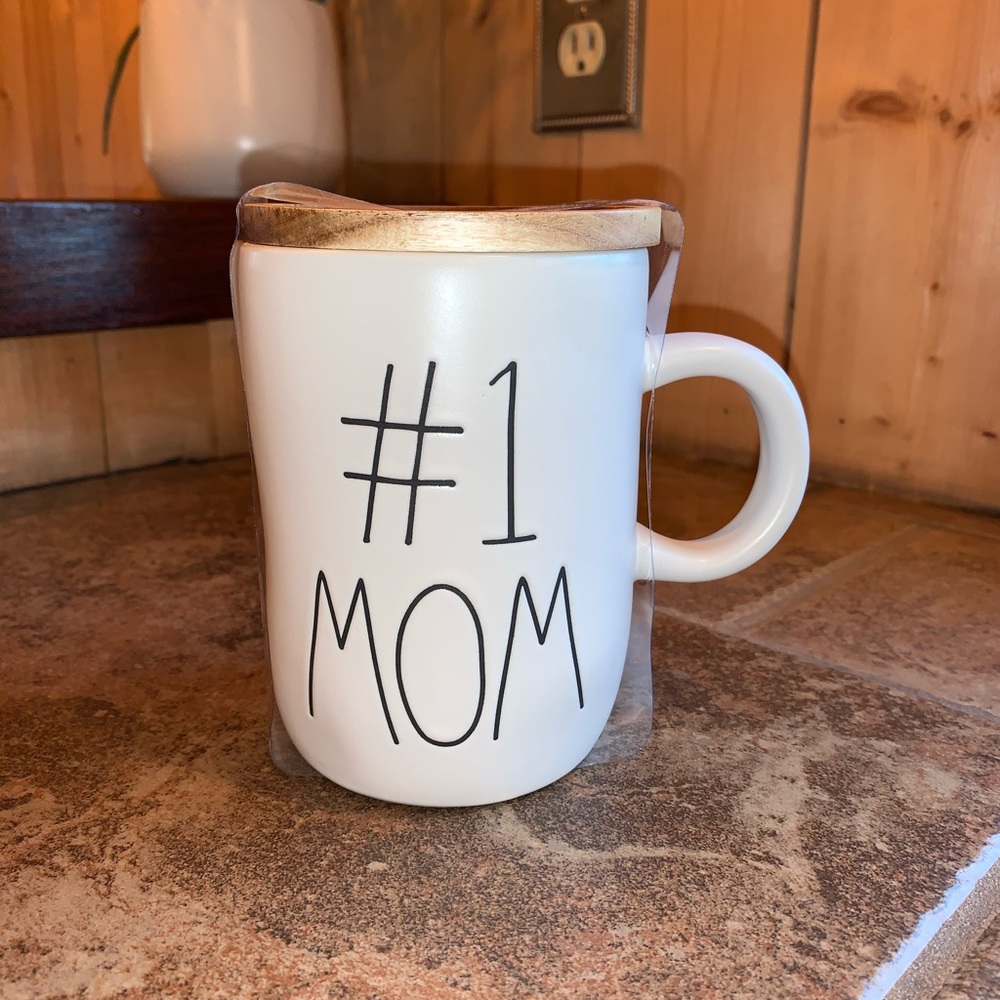 Rae Dunn “”#1 Mom” Mug with wooden lid